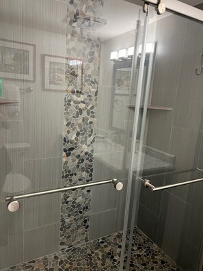 Duschwanne, Haartrockner, Handtücher