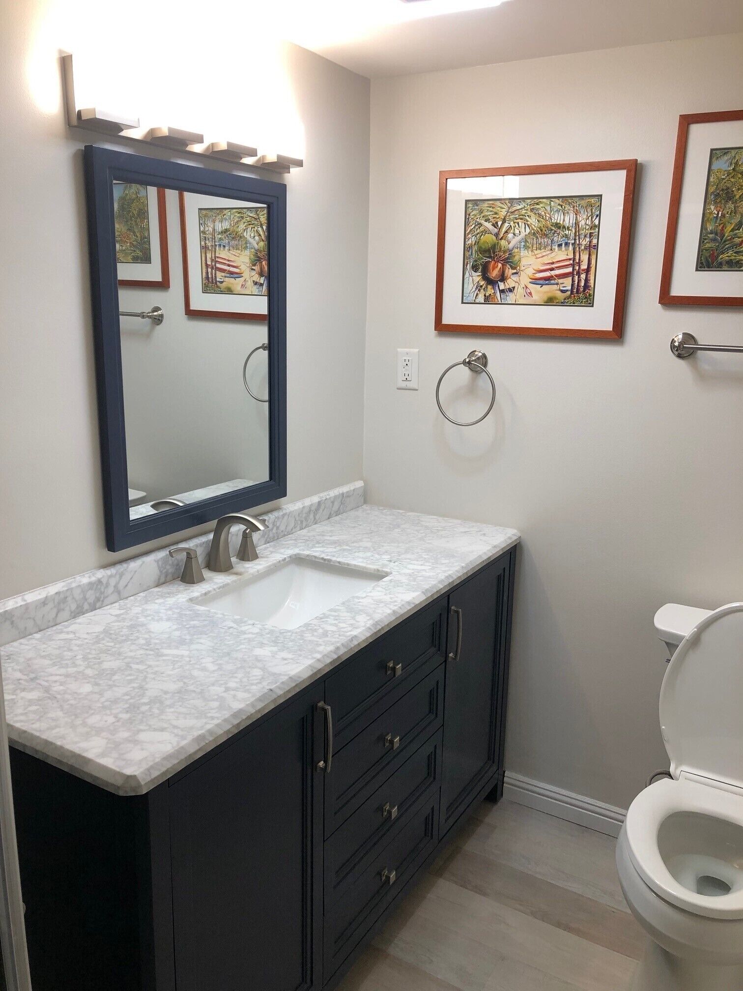 Combined shower/tub, hair dryer, towels