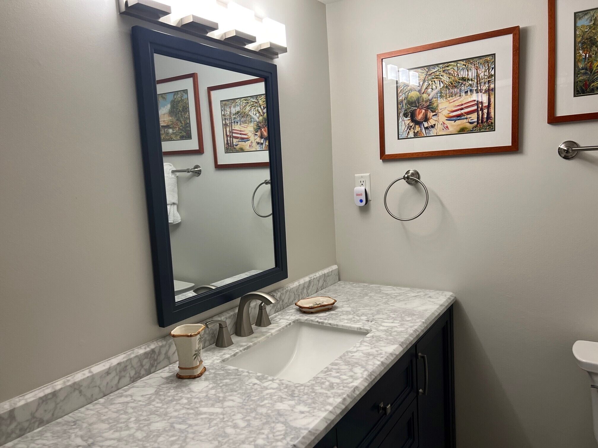 Combined shower/tub, hair dryer, towels