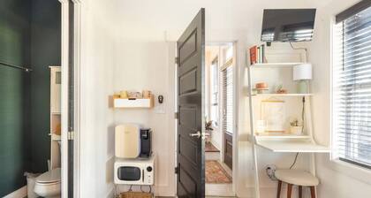 Charmingly Modern Private BR/BA - near downtown!