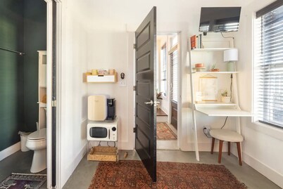 Charming Private Room • Walkable to Coffee, Bars & Food • 5 Min to Broadway
