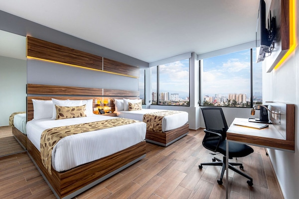 Habitación estándar, 2 camas matrimoniales, para no fumadores | Camas con pillow-top, caja de seguridad en la habitación y escritorio