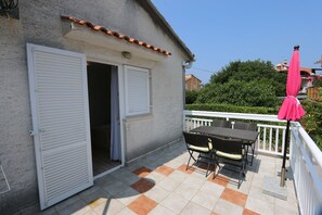 تناول الطعام بالخارج