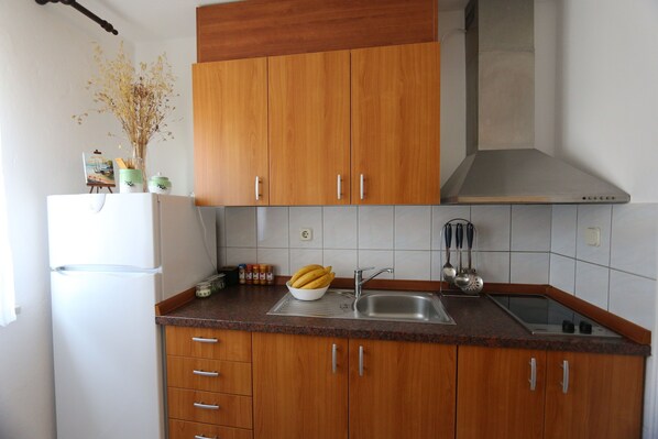 ثلاجة، موقد طهي مسطح، ماكينة لصنع القهوة/الشاي، مستلزمات طهي/أطباق/أوعية