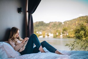 Minibar, bureau, rideaux occultants, fer et planche à repasser