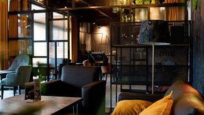 Un intérieur moderne avec des sièges, une table et une lampe décorative.