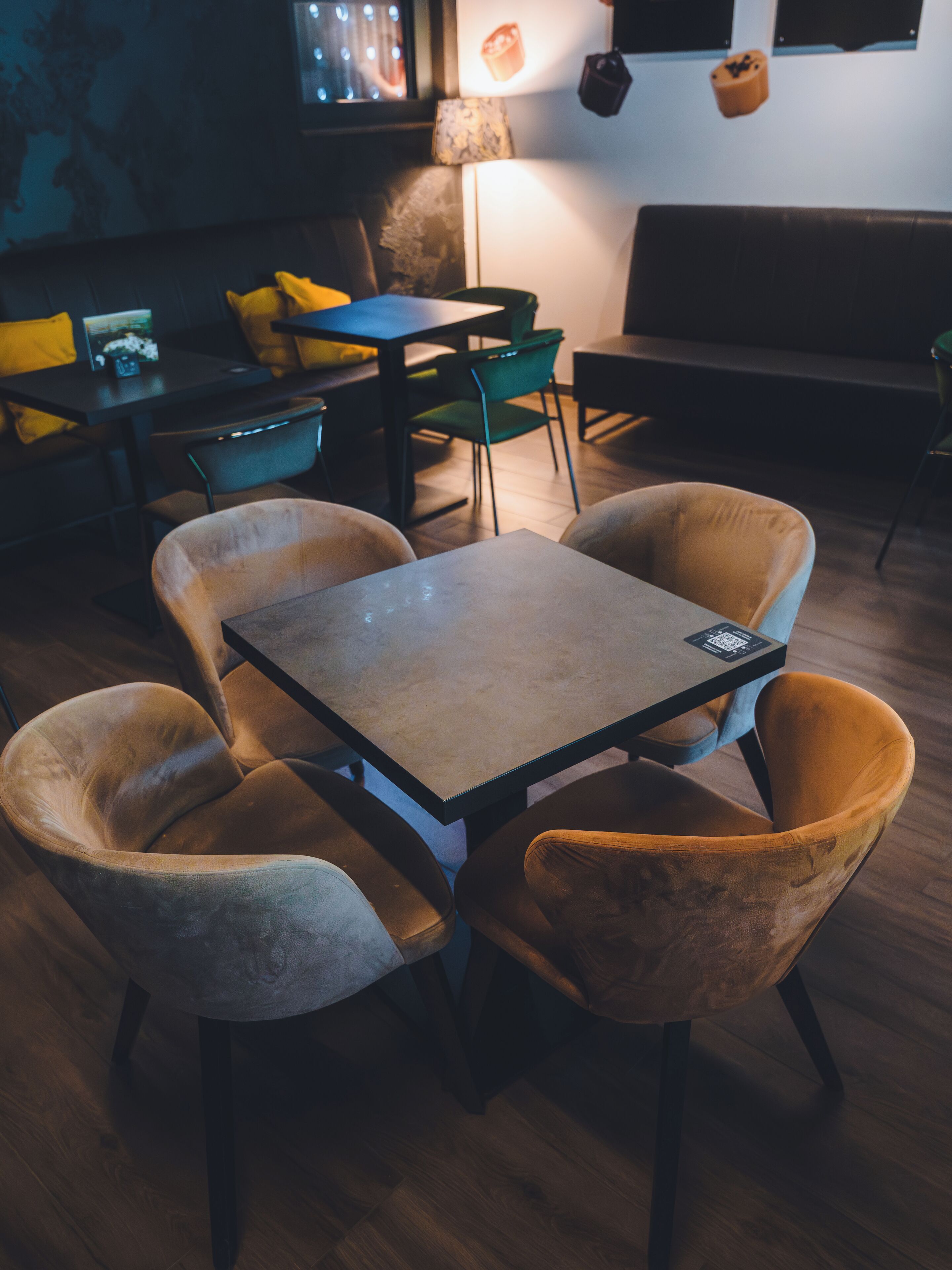 Een eethoek met een tafel, stoelen en een bank.