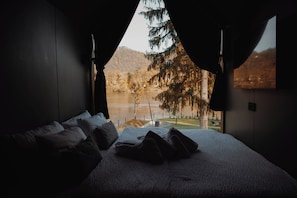 Luxury Tree House, River View - Luxury Glamping Chocolate Village (Maribor)