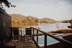 Luxury-Baumhaus, Flussblick | Terrasse/Patio