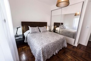 Apartamento, 1 cama Queen e sofá-cama, banheiro privativo | Ferros/tábuas de passar roupa, Wi-Fi de cortesia, roupa de cama