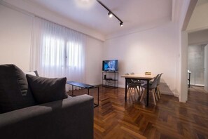 公寓, 1 张大床和 1 张沙发床, 私人浴室 | 起居区 | 32-英寸纯平电视 （配备有线频道）、电视