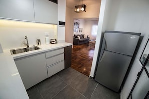 Apartamento, 1 cama Queen e sofá-cama, banheiro privativo | Cozinha compartilhada | Geladeira, micro-ondas, talheres/pratos/utensílios de cozinha