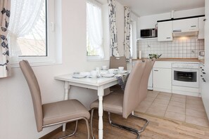 冷蔵庫、電子レンジ、食器洗い機、ハイチェア