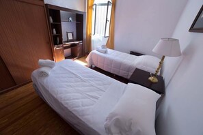 Apartamento, 2 habitaciones, baño privado | Tabla de planchar con plancha, wifi gratis, ropa de cama