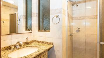 Ducha, artículos de tocador gratuitos, secador de pelo, toallas