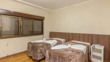 Quarto superior, 2 camas de solteiro | Frigobar, ferros/tábuas de passar roupa, Wi-Fi de cortesia