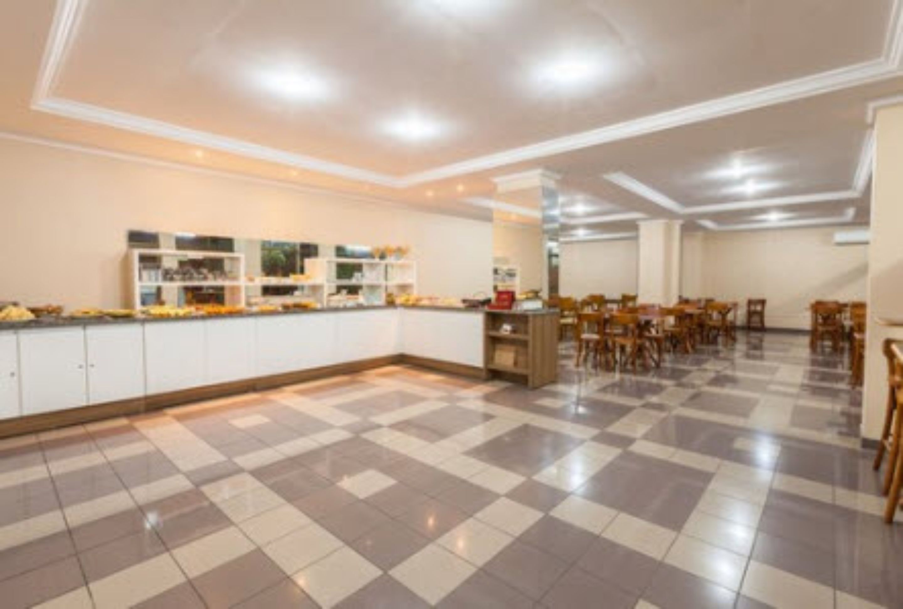 Café da manhã com buffet grátis todos os dias