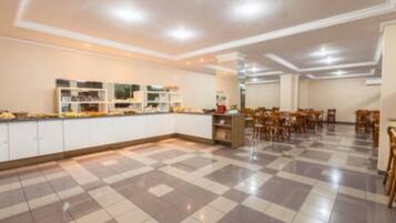 Café da manhã com buffet grátis todos os dias