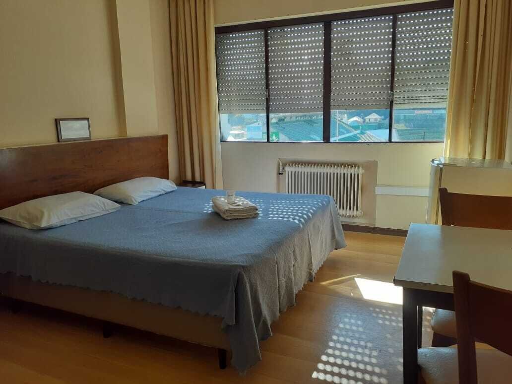 Minibar, tabla de planchar con plancha, wifi gratis y ropa de cama 