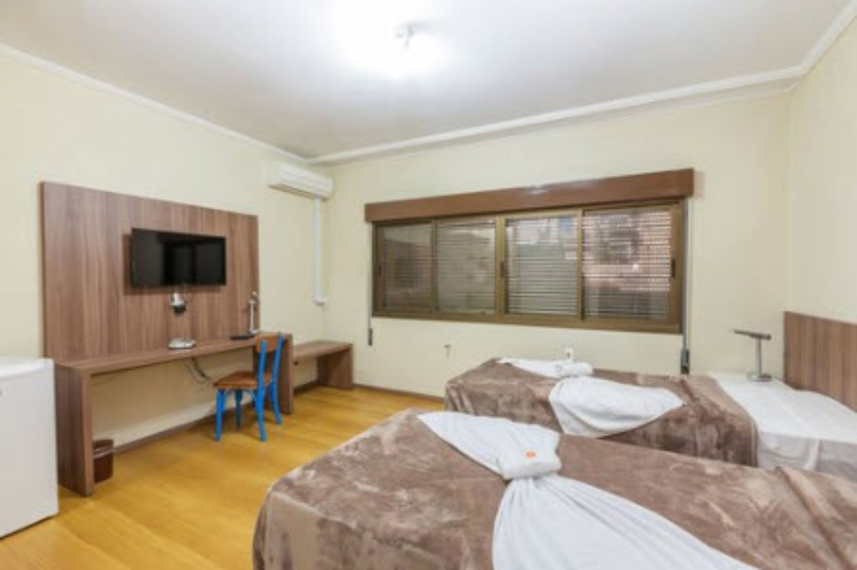 Minibar, tabla de planchar con plancha, wifi gratis y ropa de cama 