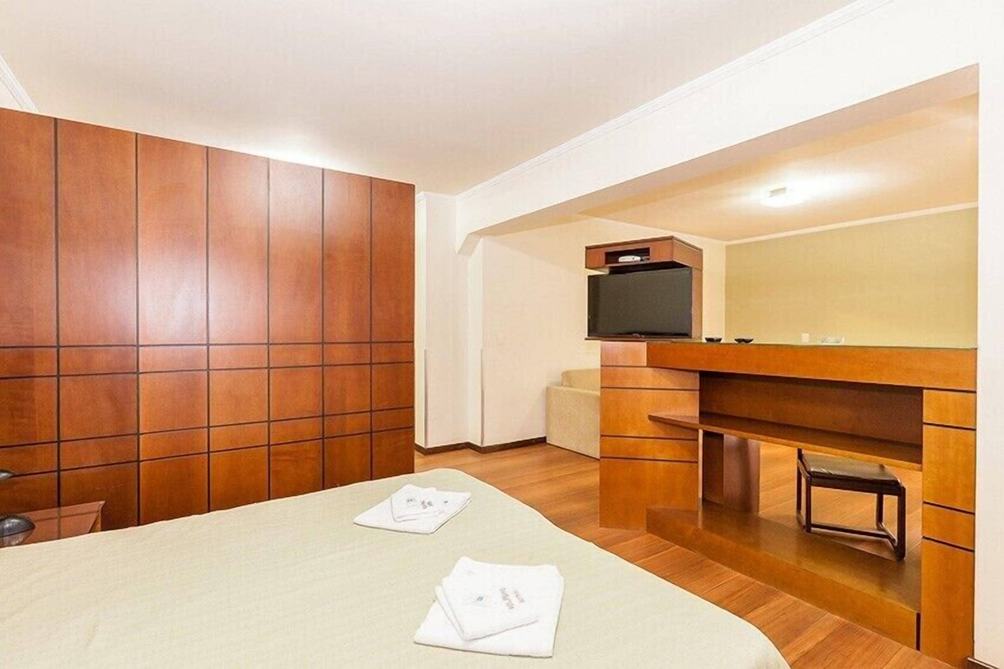 minibar, iron/ironing board, free wifi, bed sheets