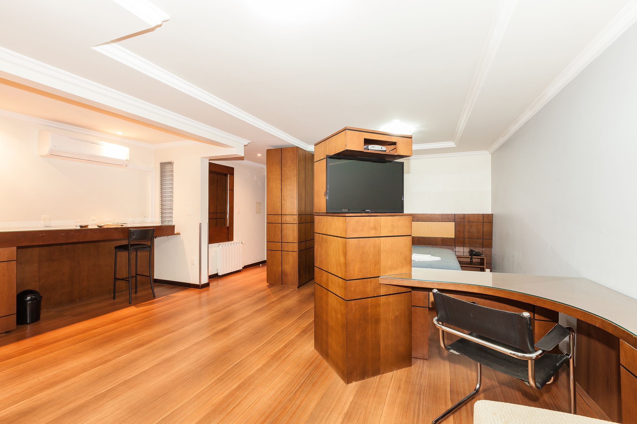 Minibar, tabla de planchar con plancha, wifi gratis y ropa de cama 