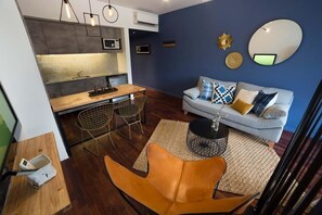 Estúdio conforto, 1 cama Queen, banheiro privativo | Cozinha compartilhada | Geladeira, micro-ondas, talheres/pratos/utensílios de cozinha