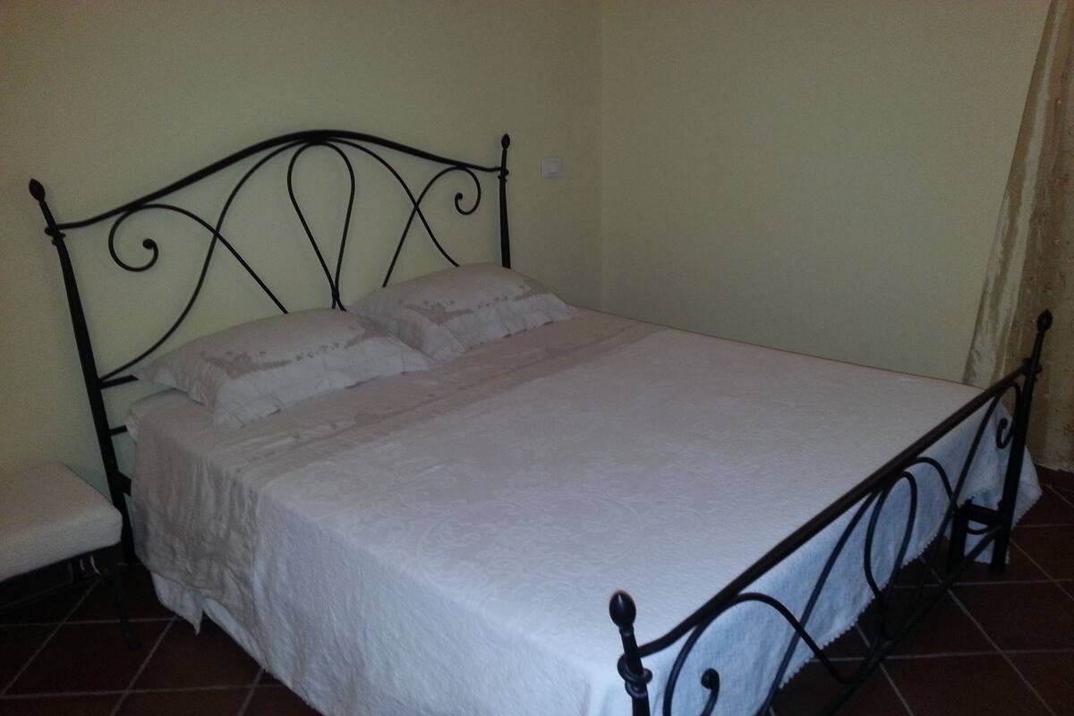Ropa de cama de alta calidad, cortinas blackout y cunas gratuitas
