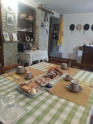 Desayuno con opciones de la cocina local diario (EUR 3 por persona)
