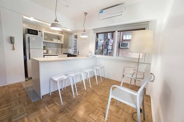 Lägenhet - 1 queensize-säng - privat badrum | Matservice på rummet