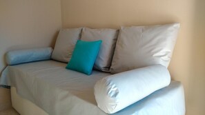 Desk, soundproofing, free WiFi, bed sheets