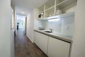 Studio, 1 giường cỡ queen, phòng tắm riêng | Bếp chung | Tủ lạnh, lò vi sóng, dụng cụ pha cà phê/trà 