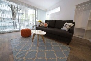 Studio - 1 queensize-säng - privat badrum | Vardagsrum | 32-tums LED-tv med kabelkanaler och tv