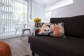 Studio, 1 giường cỡ queen, phòng tắm riêng | Khu phòng khách | TV LED 32-inch có truyền hình cáp, TV 