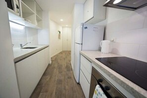 Studio - 1 queensize-säng - privat badrum | Delat kök | Kylskåp, mikrovågsugn, kaffe- och tebryggare och grytor/köksredskap