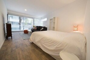 Studio, 1 giường cỡ queen, phòng tắm riêng | Bàn ủi/dụng cụ ủi quần áo, truy cập Internet không dây miễn phí 