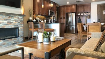 Una cocina moderna con armarios de madera, electrodomésticos de acero inoxidable y una isla integrada.