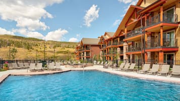 Una piscina techada, una piscina al aire libre