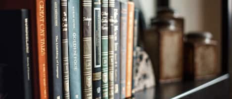 Une rangée de livres sur une étagère.
