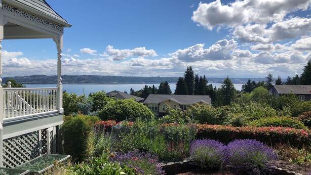 A residential area with a view of a lake, houses, and a gazebo with a balcony overlooking the landscape. - Perfect Getaway overlooking the Puget Sound, Close to Ruston Point and UPS (Tacoma)