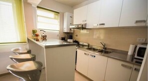 Studio, 1 Queen Bed, Private Bathroom | Shared kitchen | Fridge, microwave, coffee/tea maker, cookware/dishes/utensils - Paraguay & Laprida (Buenos Aires)