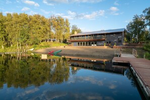 Kauden mukainen ulkouima-allas, aurinkovarjoja, aurinkotuoleja