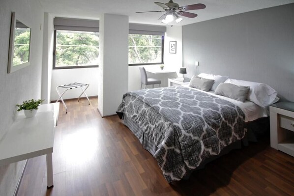 Select Comfort 床墊、書桌、手提電腦工作空間、遮光窗簾/窗簾