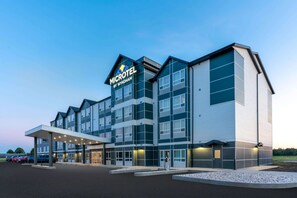 Exterior - Microtel Inn & Suites by Wyndham Portage La Prairie (Portage La Prairie)