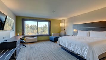 Bộ đồ giường cao cấp, bàn, khu vực làm việc phù hợp cho laptop