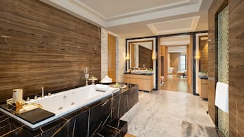 Un baño moderno con una bañera grande, un tocador con espejo y una ducha a ras de suelo.