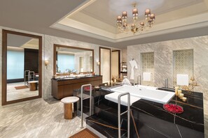 Bañera y ducha independientes y cabezal de ducha tipo lluvia