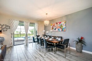 Villa, Mehrere Betten | Essbereich im Zimmer
