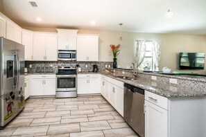 ヴィラ ベッド (複数台) | 専用キッチン | 冷蔵庫、電子レンジ、コンロ、食器洗い機