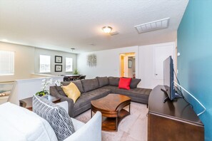 Villa, 6 Bedrooms | Living room | Flat-screen TV